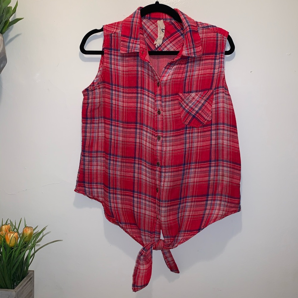 Seven7 red plaid pattern button tie up tank size large 100% cotton